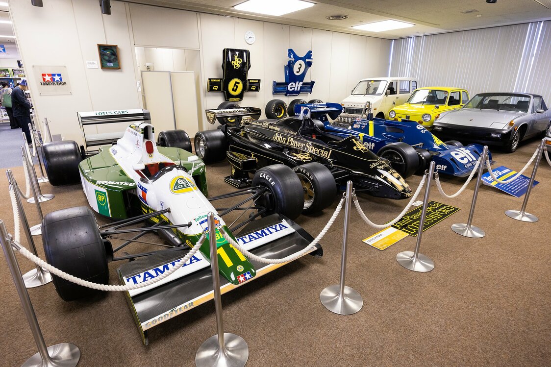 Слева направо: Lotus 102B, Lotus 91, Tyrrell P34