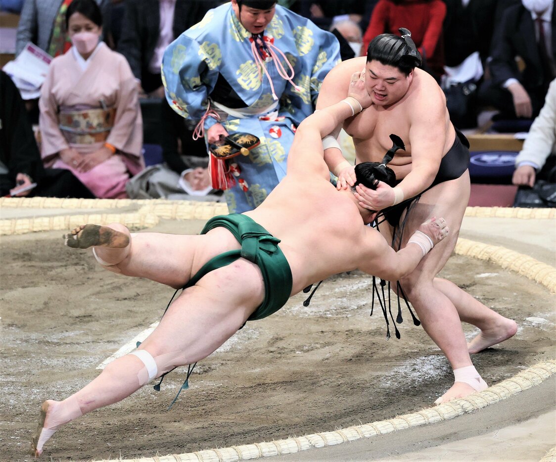 相手の頭・首を両手で挟んで右か左にひねり倒す「徳利投げ」。日本酒をお猪口に入れる徳利を持つ際、首の部分をつまむことに由来。相当な腕力が必要とされる大技で、2021年九州場所6日目で阿炎（右）が佐田の海に決めた。時事