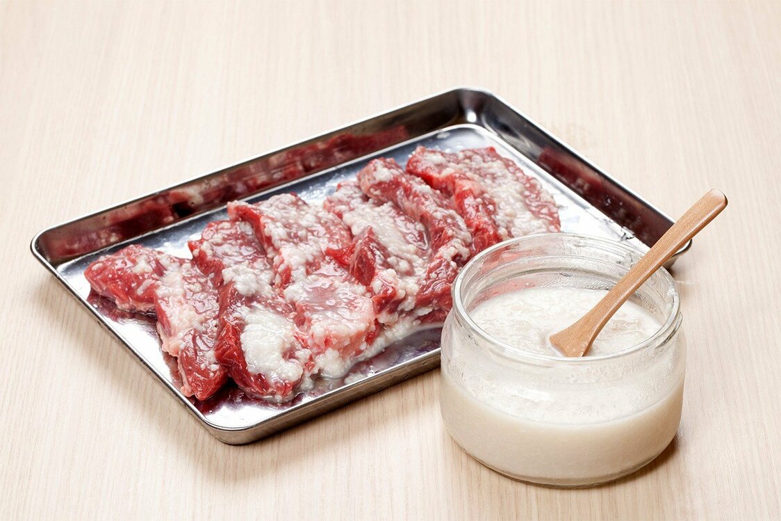 麹調味料を肉や魚の調理に使うと、うま味が増し、食材が軟らかくなる
