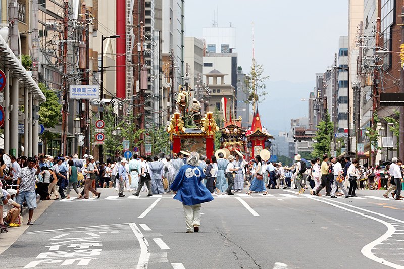 تحرك الموكب على طول ”شينجو دوري“