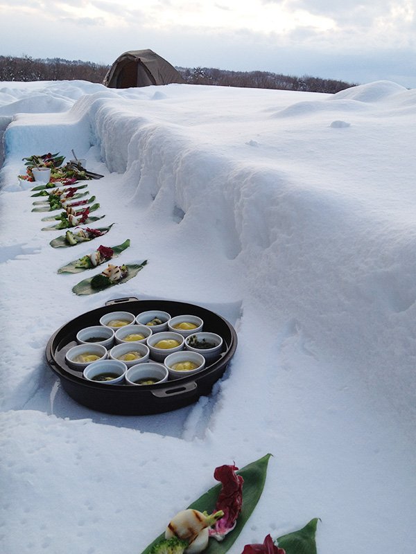 Platos locales se combinan con el paisaje para crear una experiencia única durante una excursión de Nippon Travel Restaurant a Niigata. (Foto gentileza de Umari Inc.)
