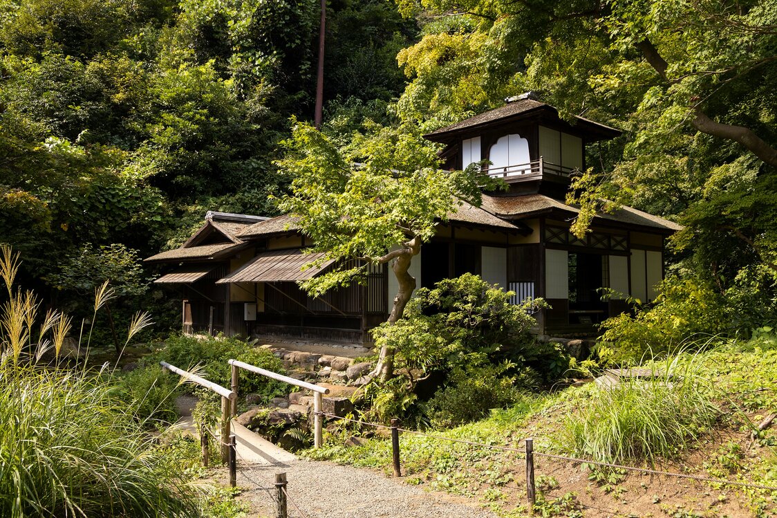 1922年，原三溪将最后一座建筑听秋阁迁移至此。据称这座楼阁建筑原本建在京都二条城，与德川家光和春日局有过一段因缘，现为国家重要文化遗产
