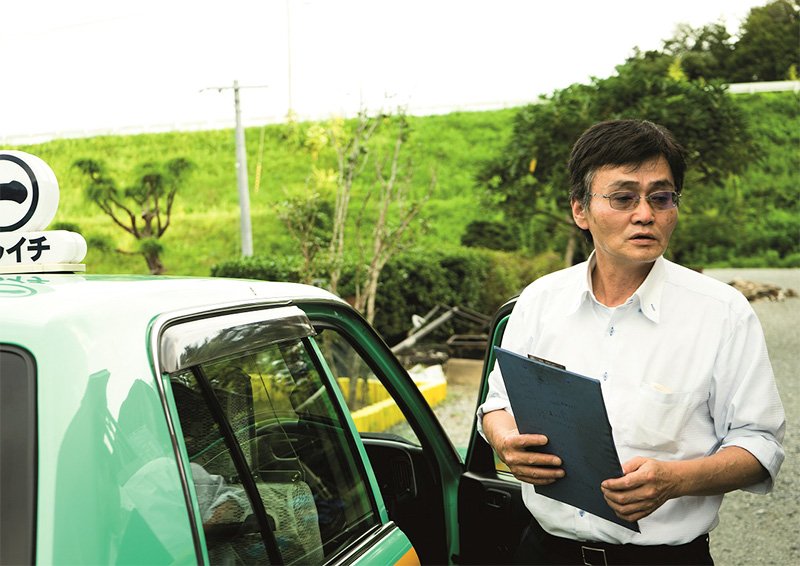 採訪途中遇到的司機菊地公利先生，曾被海嘯捲走，幸運獲救，但母親與妻子在震災中過世。