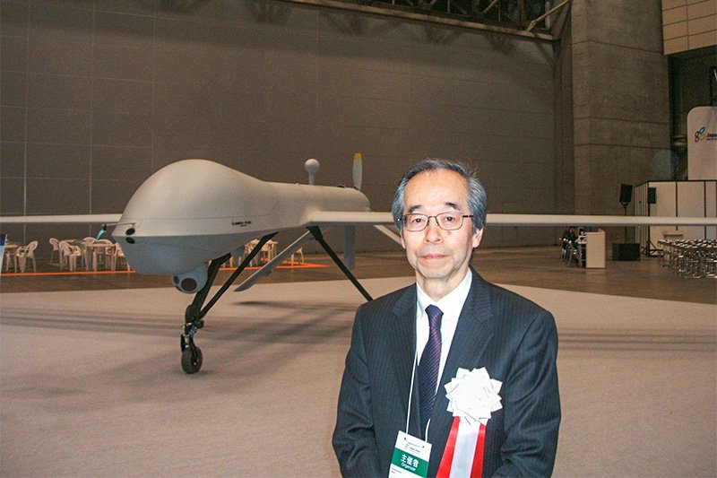 Suzuki Shinji, representante de JUIDA. Tras él, el Predator XP.