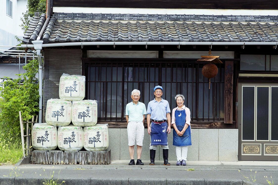 藤枝宿と島田宿の中間あたり、旧東海道沿いにある青島酒造。木造の小さな酒蔵は江戸時代の風情が漂っている。左から父・青島秀夫さん、孝さん、母・久子さん。