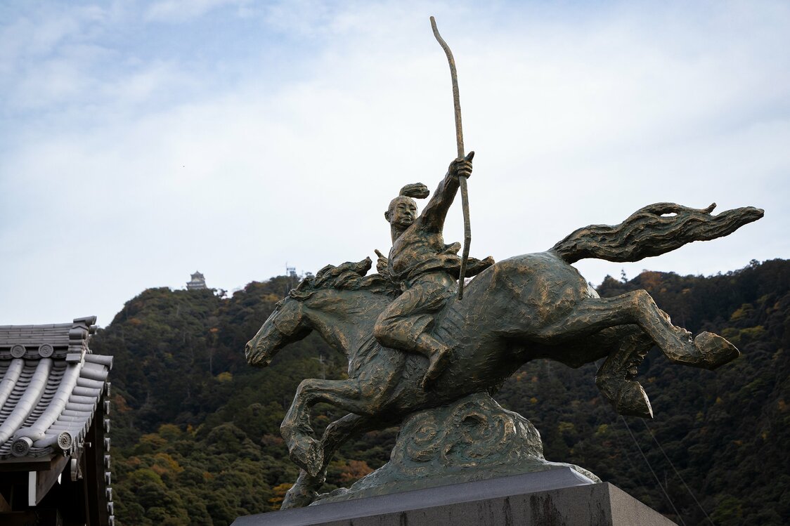 A statue of Nobunaga on horseback at the entrance of Gifu Park.