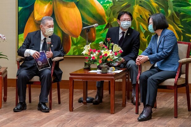 李登輝元総統の弔問で台北を訪れ、蔡英文総統と会談を行う森喜朗元首相(台湾総統府提供)