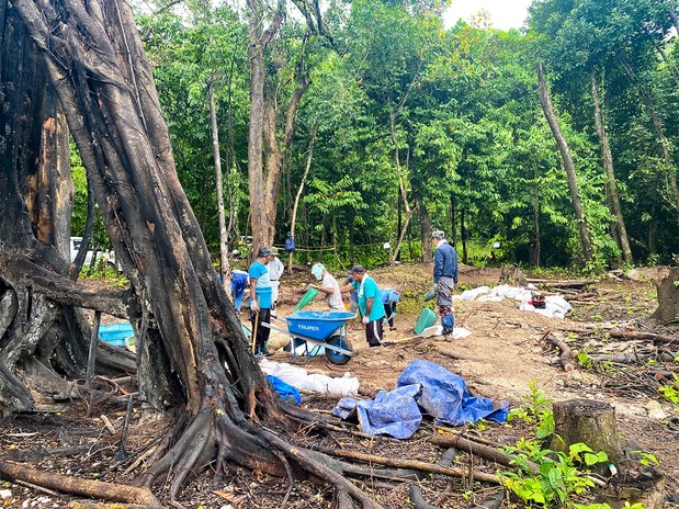 Les fouilles commencent dans une clairière de la jungle. On suppose qu’il s’y trouve une fosse commune avec les dépouilles de plus de 1 000 soldats japonais.