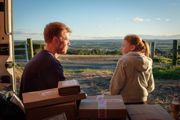 娘のライザ・ジェーン(ケイティ・プロクター)を連れて回る配送中のひととき(photo: Joss Barratt, Sixteen Films 2019)