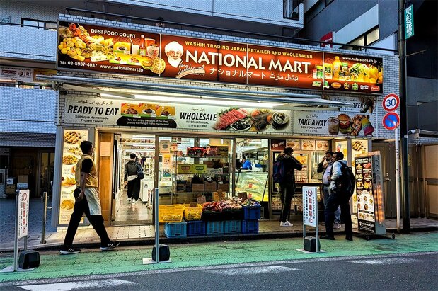 Siddique National Mart. 2-9-15 Hyakunin-cho, Shinjuku, Tokyo 169-0073. Open 11:00-23:00. (© Kumazaki Takashi)