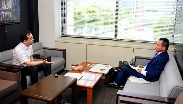 西川和見氏(左)にインタビューするnippon.comの竹中治堅・編集企画委員長=2023年6月22日(撮影・石井雅仁)