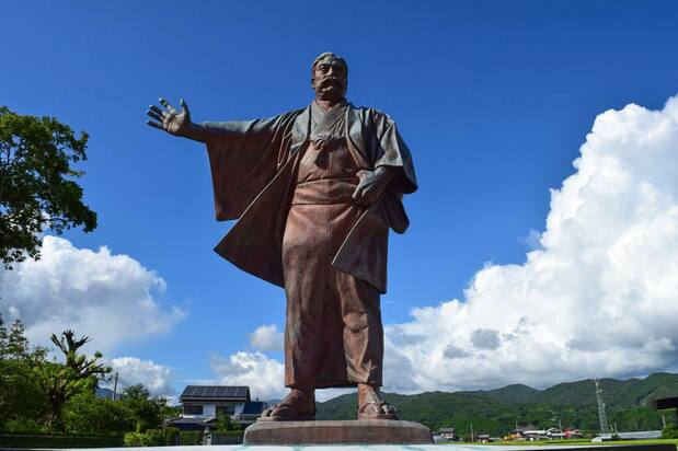 A bronze statue of Iwasaki Yatarō constructed near his home in Kōchi Prefecture. (Courtesy Aki Tourist Association)