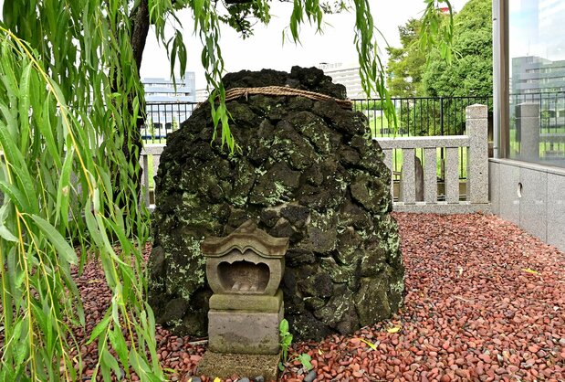 現在の梅若塚。左に柳の木が植えられている