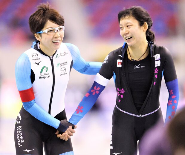 在日本冰协速度滑冰奥运选拔赛上,高木美帆(右)获得1500米赛冠军,赛后与季军小平奈绪相互鼓励(2021年12月31日,长野奥林匹克纪念体育馆M-WAVE,时事社)