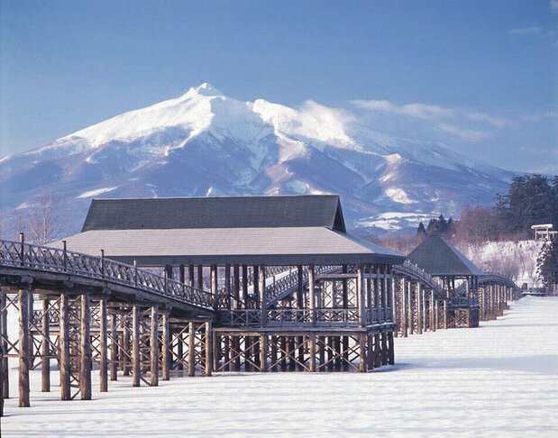 积雪覆盖着鹤舞桥和岩木山