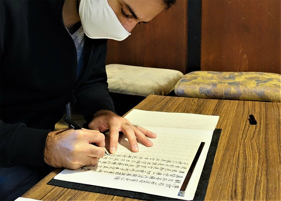 書き終えた写経は、寺に納める（納経）か、祈祷をしてもらってお守り代わりに持ち帰る