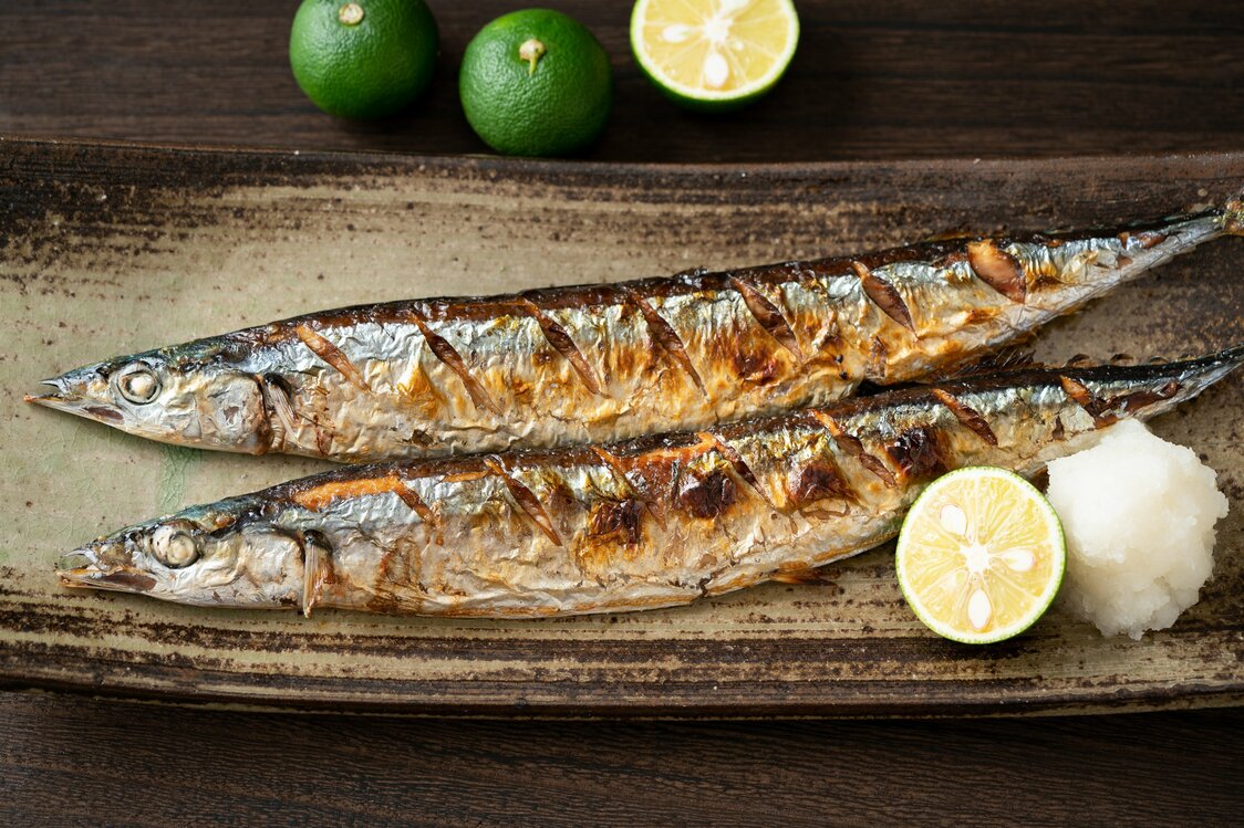 Se ha constatado también una escasez de existencias congeladas de paparda del Pacífico de gran tamaño, el mejor tipo para hacer este pescado sazonado con sal y asado a la parrilla (PIXTA).