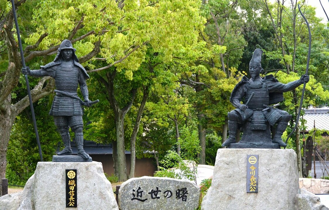 曾为桶狭间之战的中心地带，现在修建为桶狭间古战场公园。公园中央设有织田信长（左）和今川义元的铜像（PIXTA）
