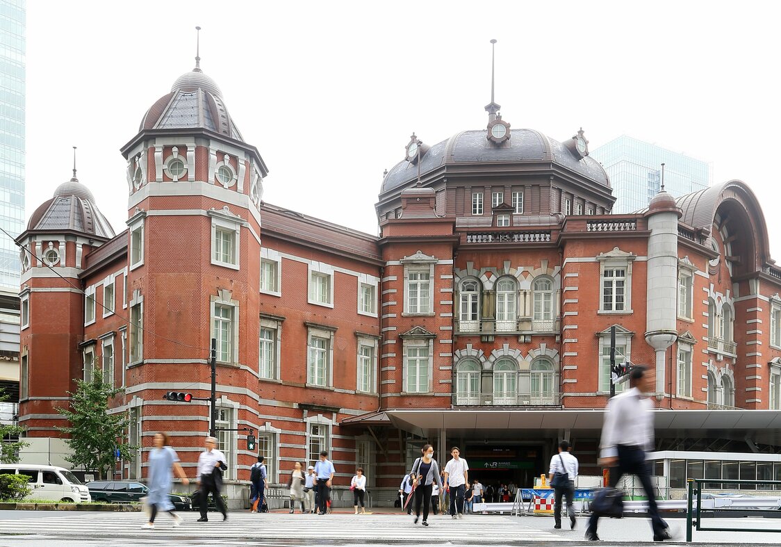 ドームがよみがえった東京駅丸の内北口（2016年8月撮影、時事）