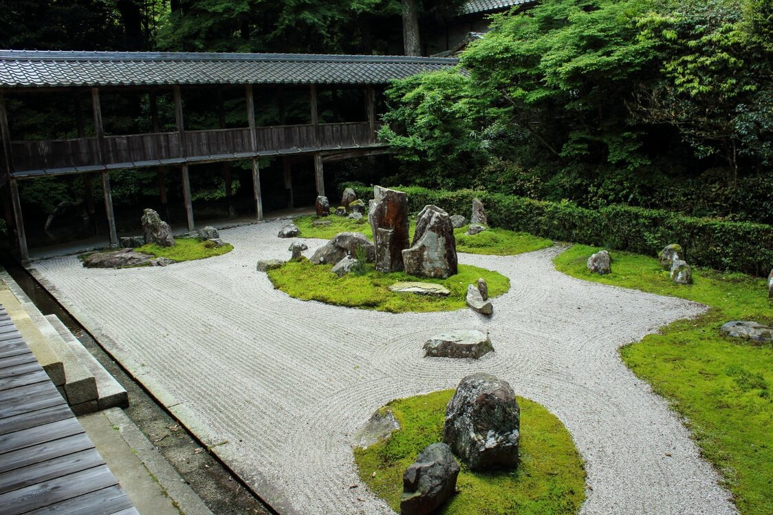自然表現タイプの苔庭（滋賀県・龍潭寺）。この庭では、コケで島を、岩で山を表現している（筆者撮影）
