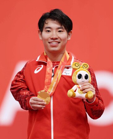 卓球男子シングルス（立位１０）で金メダルを獲得した舟山真弘＝２０日、愛知・豊田市総合体育館
