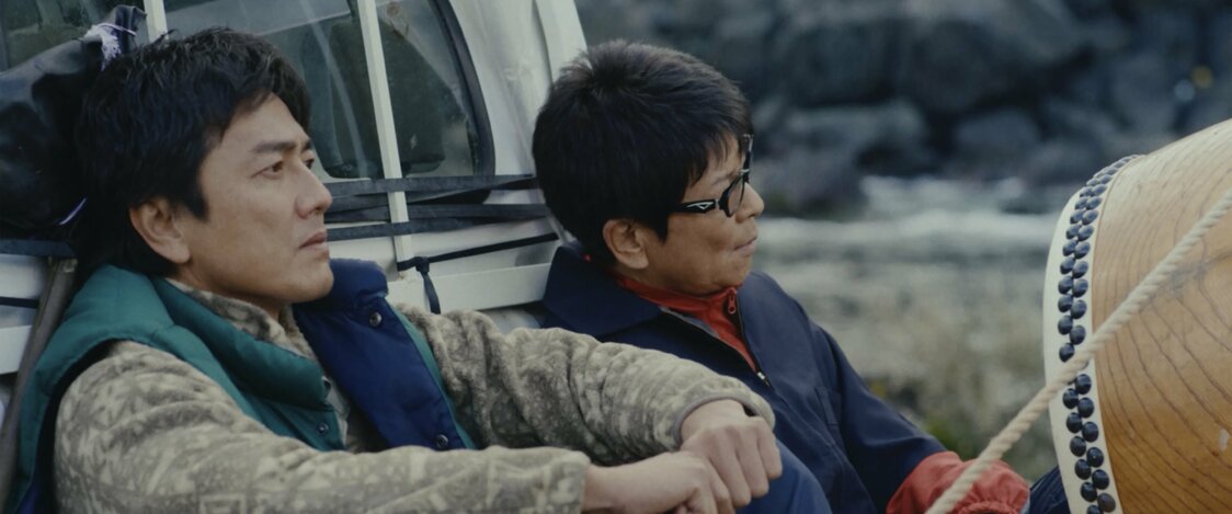 八丈島で牛飼いを生業にする誠（哀川翔、右）と弟分の龍（原田龍二） © bouquet garni films