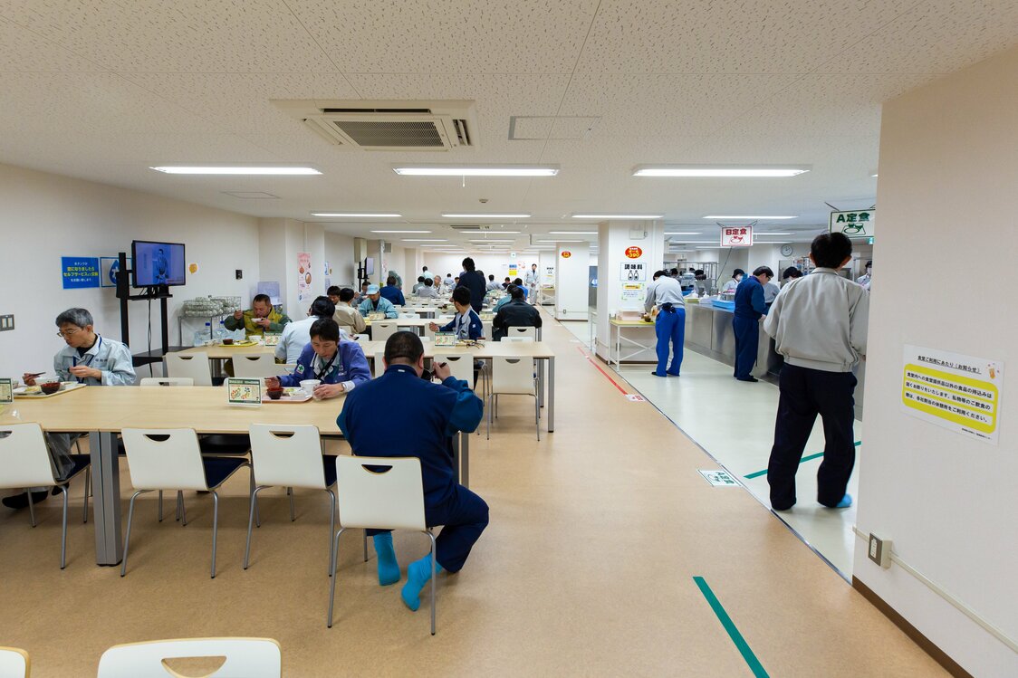 どこにでもありそうな食堂の風景。都会のオフィスと違って、女性の姿がない