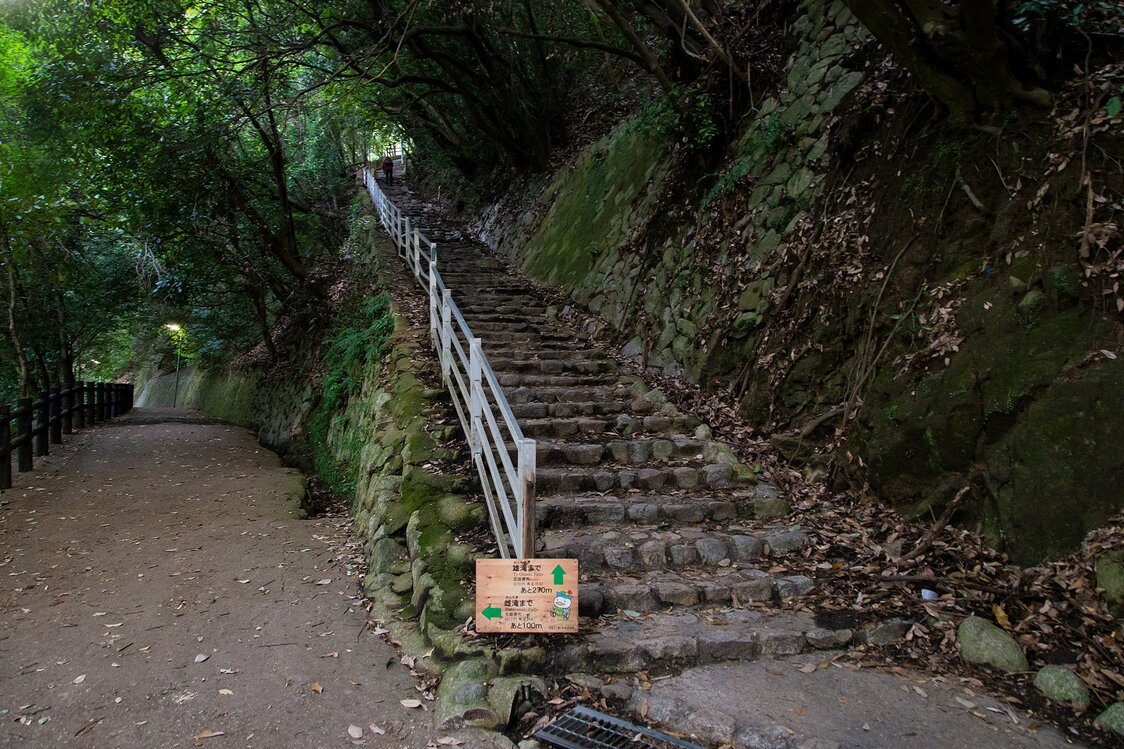 La escalera empinada de la derecha es un atajo para llegar a la cascada Ontaki. El camino de la izquierda lleva al mismo lugar, pasando por la cascada Mentaki.