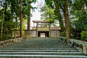 Stone steps leading up to the main shrine building of Ise Jingū, which enshrines Amaterasu. (© Pixta)