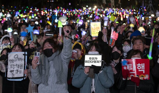 ソウルの韓国国会前で行われた集会で、尹錫悦大統領に対する弾劾動議の可決を祝うデモ参加者=2024年12月14日 、ソウル(Lee Young Ho/Sipa USA via Reuters Connect)