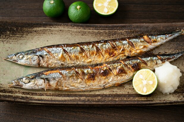 Se ha constatado también una escasez de existencias congeladas de paparda del Pacífico de gran tamaño, el mejor tipo para hacer este pescado sazonado con sal y asado a la parrilla (PIXTA).