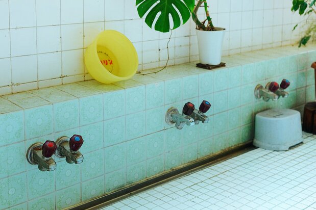 El diseño de los taburetes y las cubetas que forman parte de la decoración es muy retro.
