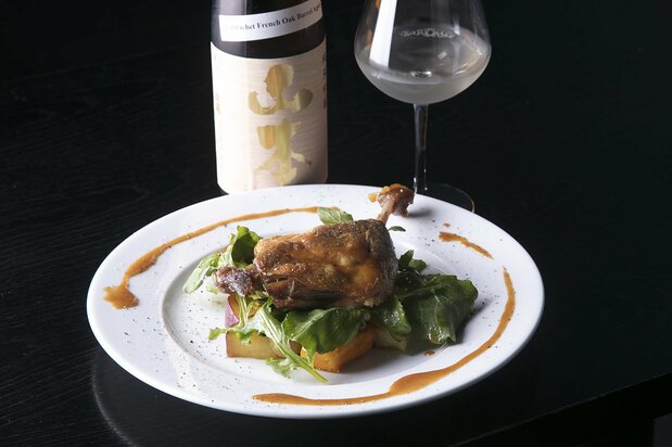 油封鸭腿肉配上嫩煎南瓜、番薯、芜青和球芽甘蓝。味道浓郁、香气袭人的肉菜,佐以“山本 纯米吟酿Montrachet French Oak Barred Aged”