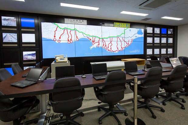 東北自動車道から沿岸部の被災地まで、緊急輸送道路を切り開いた「くしの歯作戦」の指揮室