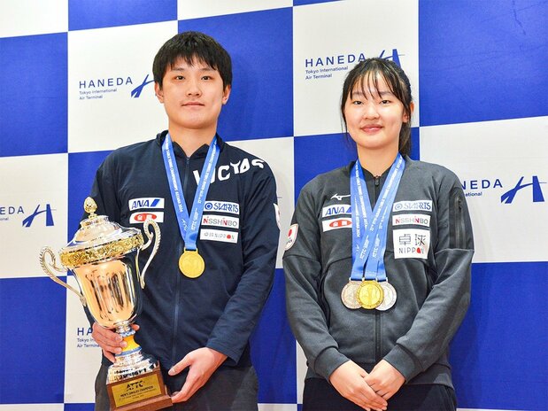 卓球のアジア選手権で金メダルを獲得し、帰国した張本智和（左）と妹の美和＝2024年10月15日、東京・羽田空港（時事）