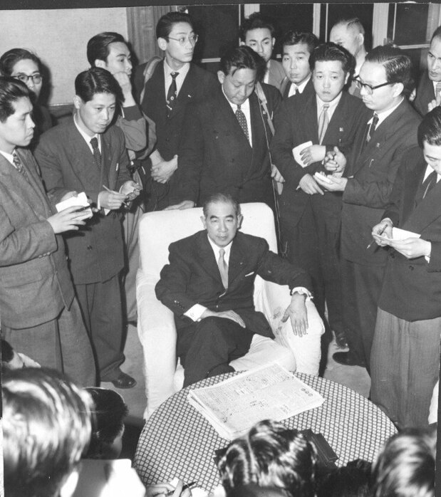 造船疑獄を巡る佐藤栄作自由党幹事長の逮捕許諾請求問題で指揮権を発動し、記者団に囲まれる犬養健法相=1954年4月21日(読売新聞社/アフロ)