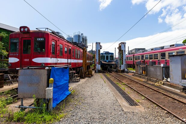 電車の下部までじっくりと見ることができる仲ノ町駅の車庫