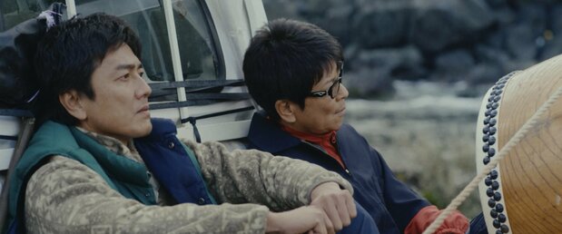 八丈島で牛飼いを生業にする誠(哀川翔、右)と弟分の龍(原田龍二) © bouquet garni films
