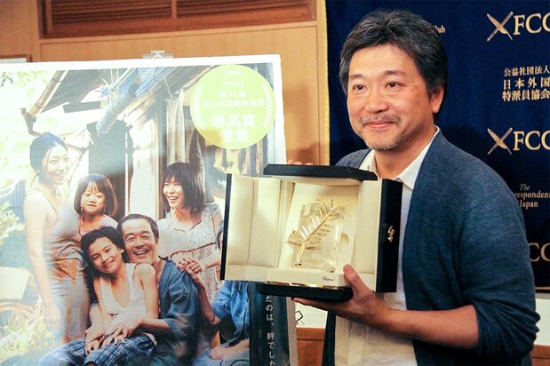 カンヌ国際映画祭でパルムドールを受賞した是枝裕和監督『万引き家族』。日本外国特派員協会で、トロフィーを披露した＝2018年5月（ニッポンドットコム編集部）