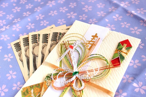 結婚祝いは華やかな金封に包んで渡す PIXTA