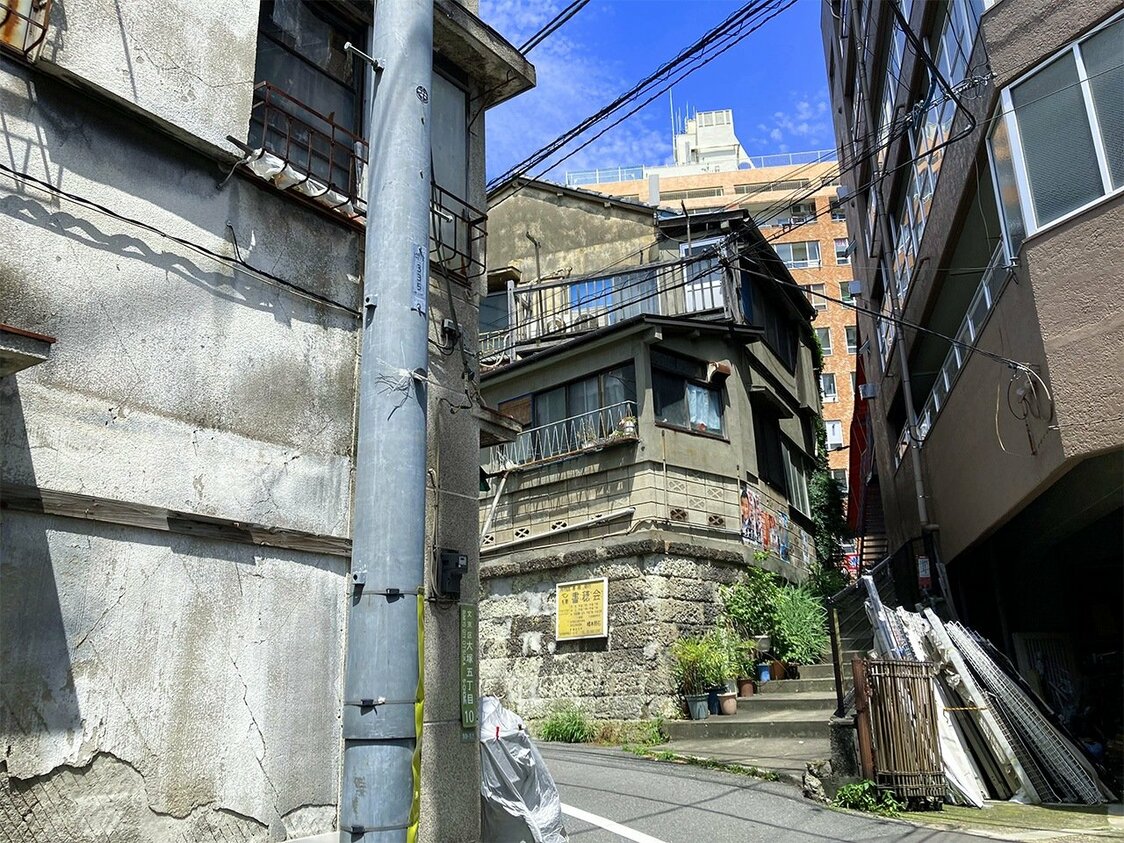 大塚駅から歩いてすぐのエリアには、昭和を感じる街並みが残っている（© ジャンニ・シモーネ）