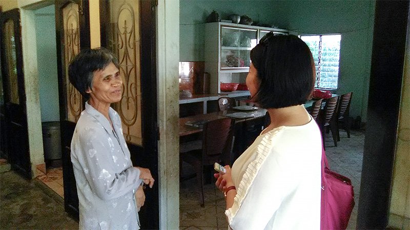 「妙圓寺」での生活を満足気に語っていたVさん（左）