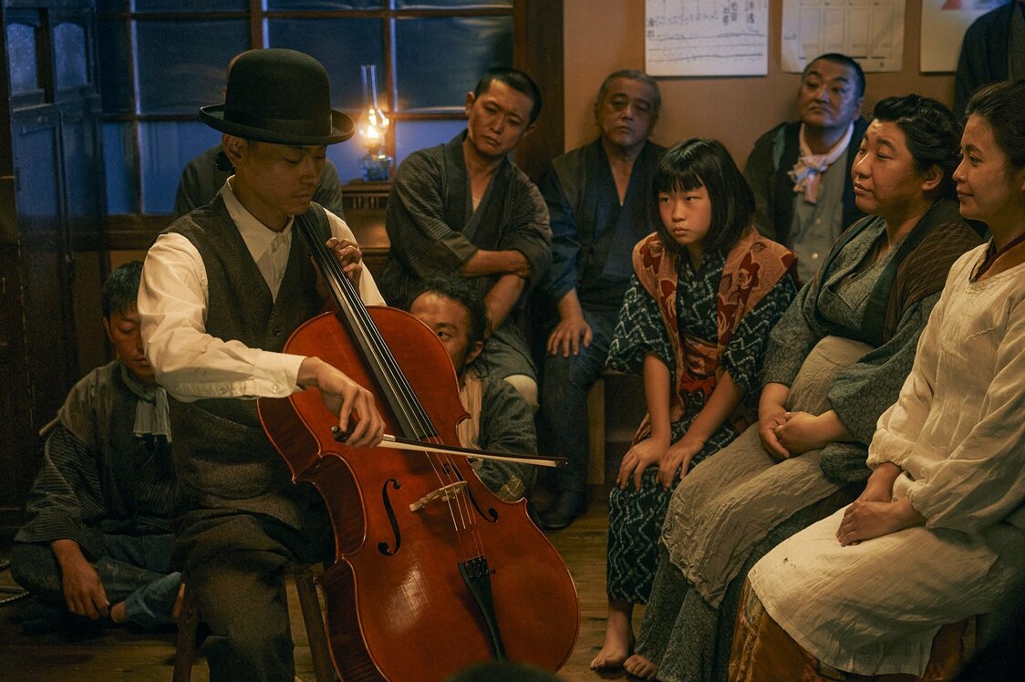 『セロ弾きのゴーシュ』を書いた賢治は、自身もチェロを演奏した。音楽を愛し、花巻一のレコードコレクターでもあった　©2022「銀河鉄道の父」製作委員会