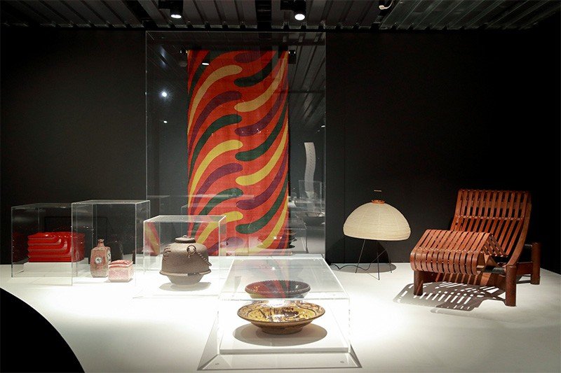 右端がフランスの建築家・デザイナー、シャルロット・ペリアン（1903-1999）作の長椅子（1940年）。日本に2年あまり滞在して柳宗理（1915-2011）らと交流し、民芸運動に参加した時期の作品