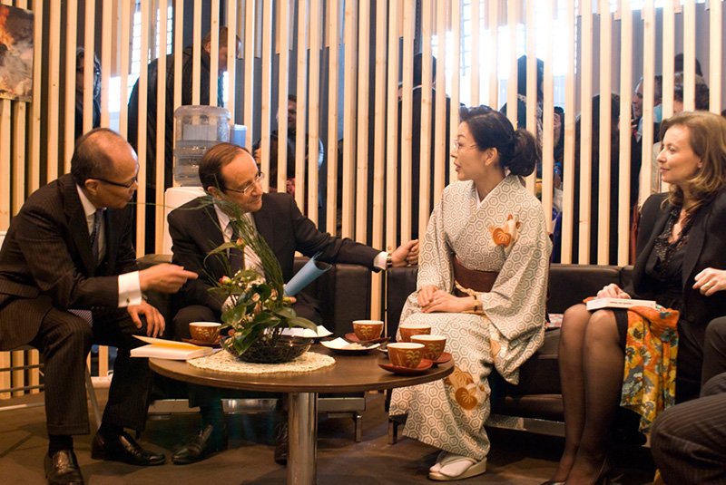 社会党の大統領候補フランソワ・オランド氏も「日本パビリオン」を訪れ、小松一郎在仏日本大使夫妻と談笑。右端はオランド氏のパートナーでジャーナリストのバレリー・トリエベレールさん