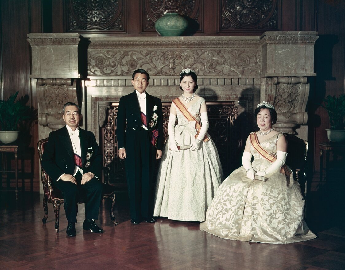 A commemorative wedding photograph shows Crown Prince Akihito and Crown Princess Michiko standing between his parents Emperor Hirohito (Shōwa) and Empress Nagako (Kōjun). (© Reuters)