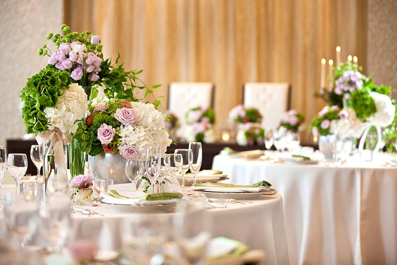 Des tables du banquet de noces.