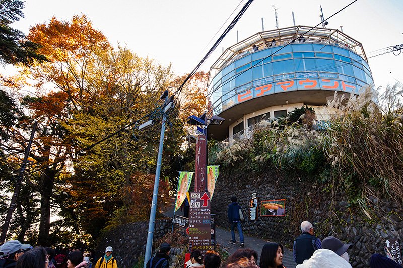 在高尾山观景平台上，有一个建在海拔500米、名为“Beer Mount”的人气露天啤酒屋，每年6月中旬至10月中旬营业；一年中的其他时间，它则是名为“厨房Musasabi”的咖啡 自助餐馆