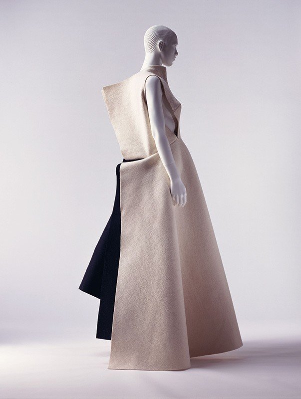 Falda-vestido de Yamamoto Yōji, otoño-invierno 1996. Fotografía: Hatakeyama Takashi. ©Instituto de Moda de Kioto