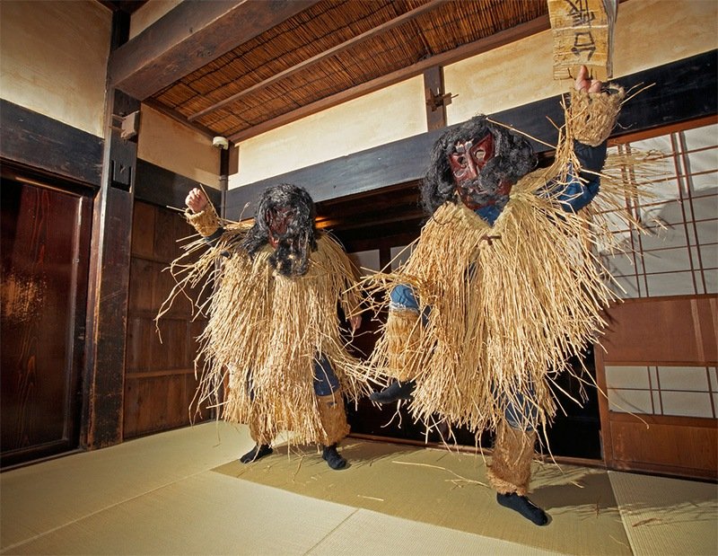 Un Namahage en visite dans une maison (Photo avec l’aimable autorisation de la ville d’Oga)